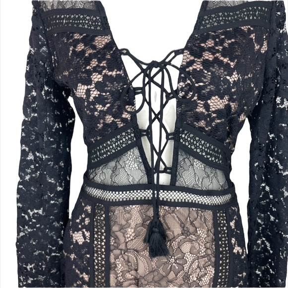 Express Black Floral Lace Nude Plunging Neckline Mini Dress  Size 6 - Picture 2 of 13